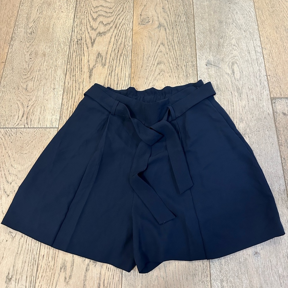 Uniqlo High Navy Shorts with Flowy Fit Size S Waist 28-29 inch